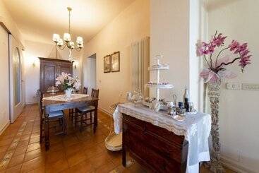 تختخواب و صبحانه Villa La Bouganville