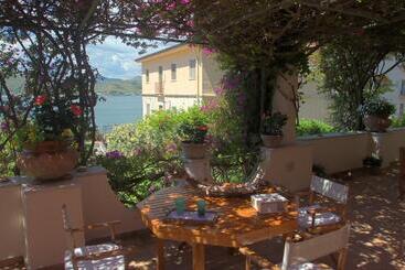 تختخواب و صبحانه Villa La Bouganville