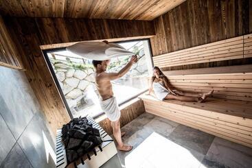 هتل Chalet Kristall   Dolomites Garden Chalet