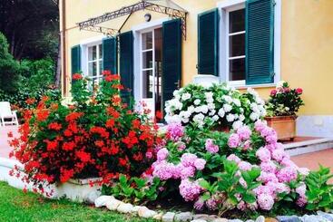 هتل Villa Fiorisella