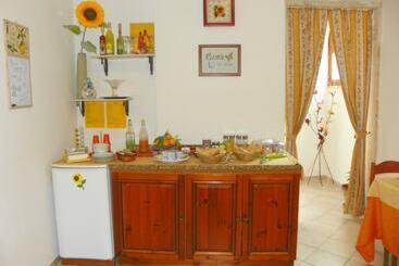 تختخواب و صبحانه Cloris Guest House