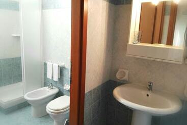 تختخواب و صبحانه Cloris Guest House