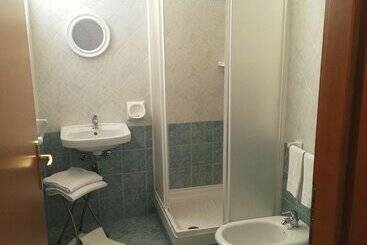 تختخواب و صبحانه Cloris Guest House