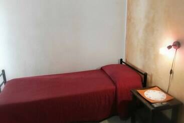 تختخواب و صبحانه Cloris Guest House