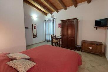 تختخواب و صبحانه Cloris Guest House