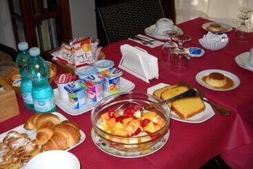 تختخواب و صبحانه Domomea