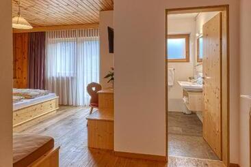 تختخواب و صبحانه Garni Appartments Helvetia