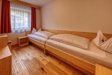 تختخواب و صبحانه Garni Appartments Helvetia
