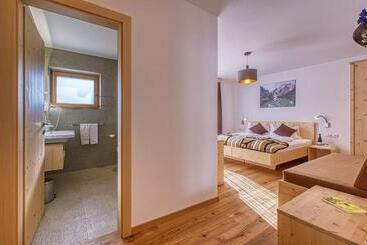 تختخواب و صبحانه Garni Appartments Helvetia