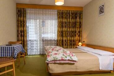 تختخواب و صبحانه Garni Appartments Helvetia