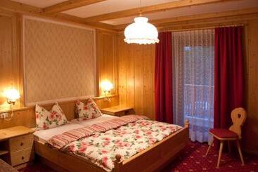 تختخواب و صبحانه Garni Appartments Helvetia