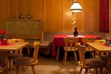 تختخواب و صبحانه Garni Appartments Helvetia
