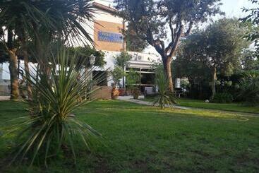هتل Albergo Villa Anna