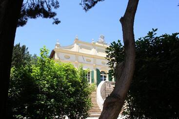 هتل Villa Rinalducci