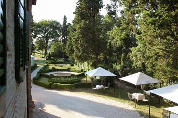 هتل Villa Rinalducci