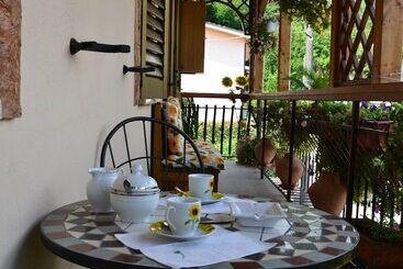 تختخواب و صبحانه Casa Del Girasole