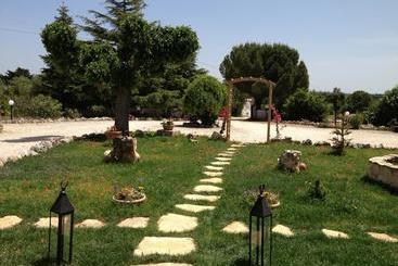 تختخواب و صبحانه Trullicolarossa