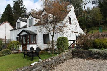 تختخواب و صبحانه Rowantree Cottage