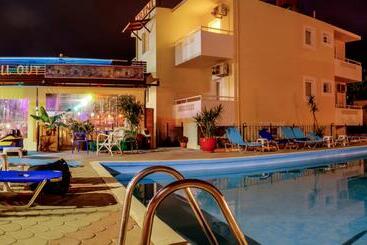 هتل Irini Studios
