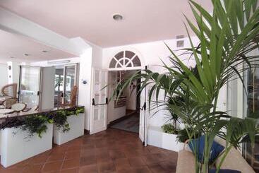 هتل Villa Mirella