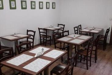 تختخواب و صبحانه Riva Rooms