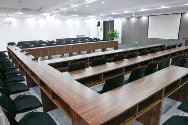 هتل Holiday Inn Express Chengde Downtown, An Ihg