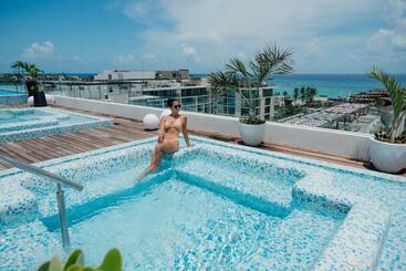 هتل The Reef 28