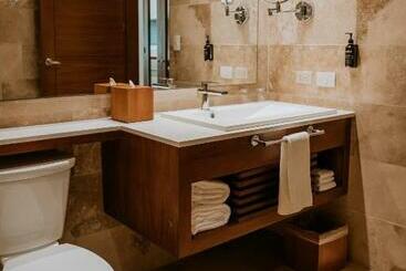 هتل The Reef 28
