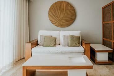 هتل The Reef 28