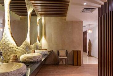 هتل The Reef 28