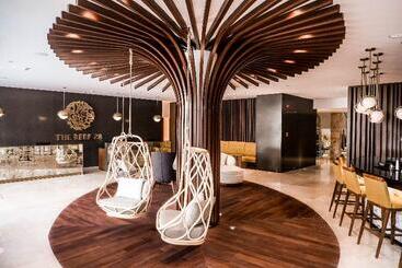 هتل The Reef 28