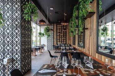 هتل The Reef 28