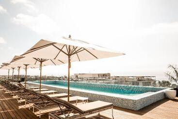 هتل The Reef 28