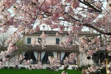 تختخواب و صبحانه Locanda Antico Casale Cesenatico