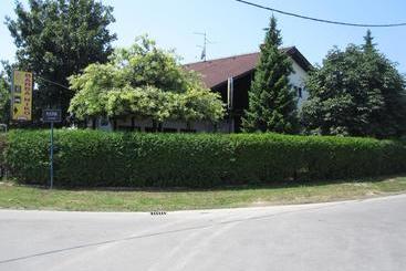 تختخواب و صبحانه Rooms Barba Niko Near Zagreb Airport