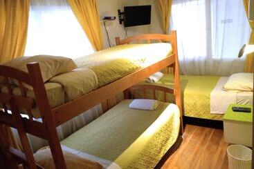 تختخواب و صبحانه Samarce House