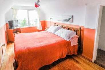 تختخواب و صبحانه Samarce House