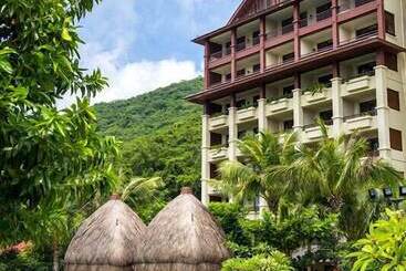 هتل Shixishu Jianguo Yalong Bay Resort