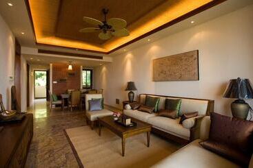 هتل Shixishu Jianguo Yalong Bay Resort