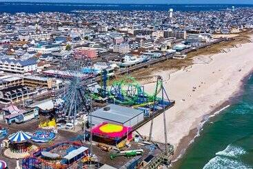 مُتل Boardwalk Sand & Surf Beach Hotel Oceanfront