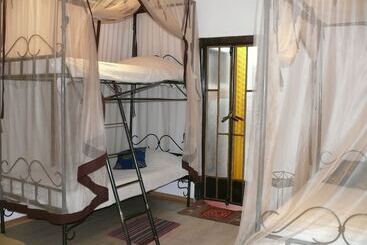 Zig Zag Town Lodge   Hostel