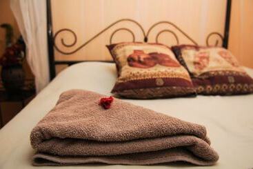 Zig Zag Town Lodge   Hostel
