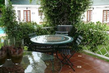 تختخواب و صبحانه A Tapestry Garden Guest House