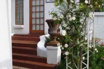 تختخواب و صبحانه A Tapestry Garden Guest House