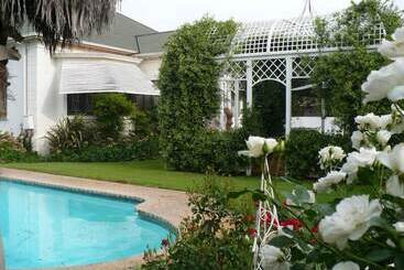 تختخواب و صبحانه A Tapestry Garden Guest House