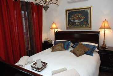 تختخواب و صبحانه A Tapestry Garden Guest House