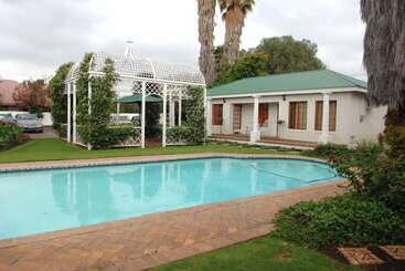 تختخواب و صبحانه A Tapestry Garden Guest House