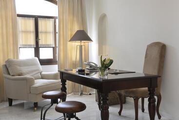 هتل Aella Residence