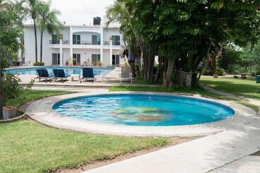 هتل Capital O La Joya Del Lago