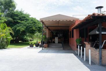 هتل Capital O La Joya Del Lago